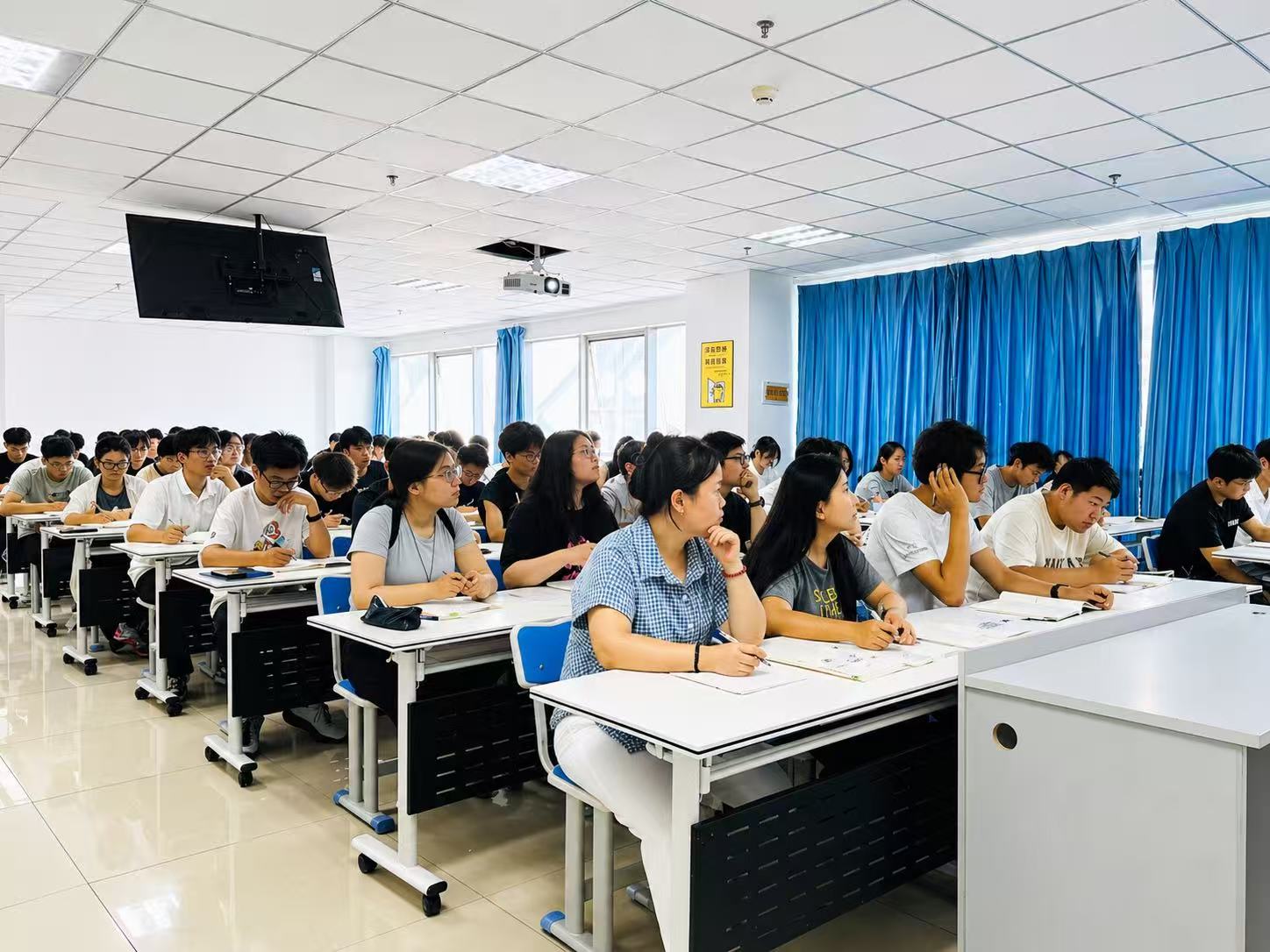 学生在中教课堂学习