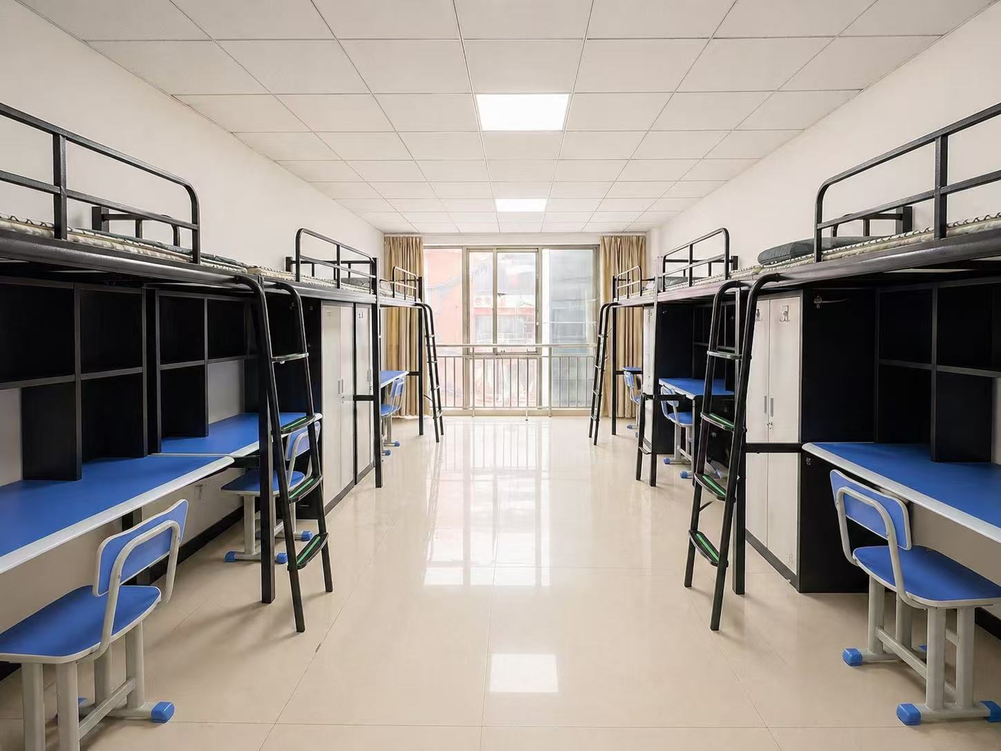 配有学习桌的中教宿舍